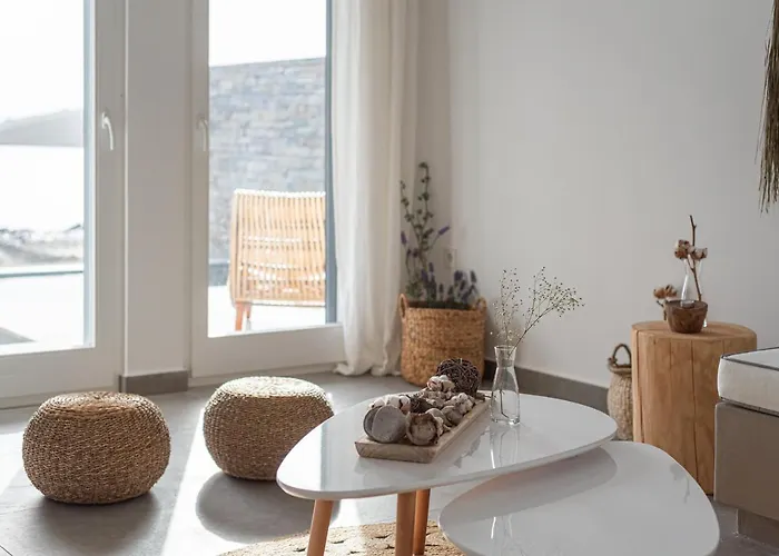 Summersalt Paros 몰로스파루