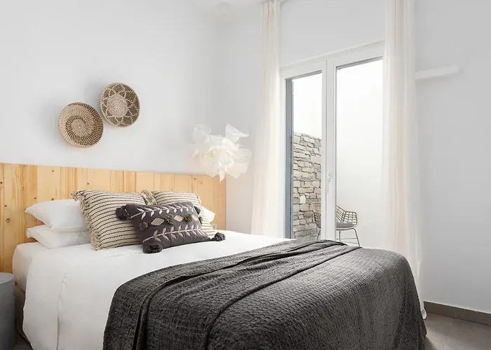 Willa Summersalt Paros